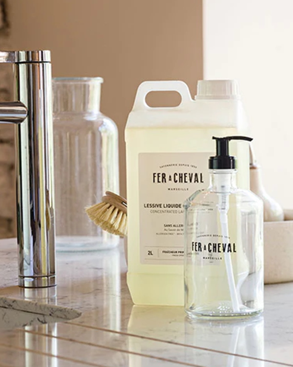 Pumpflasche aus Glas ohne Inhalt