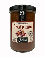 Kastaniencreme aus Korsika von Charles Antona im 250-g-Glas. Feine Spezialität mit 59 % Fruchtanteil, hergestellt aus aromatischen korsischen Kastanien. Die cremige Konsistenz und der süß-nussige Geschmack machen sie ideal als Brotaufstrich, zu Crêpes, Gebäck, Desserts oder als besondere Zutat in der gehobenen Küche.