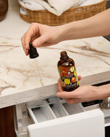 Wäscheduft  von Collines wird mit der Pipette in das Waschmittelfach einer Waschmaschine geträufelt