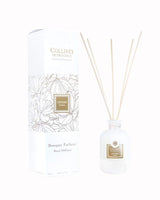Collines de Provence Duftdiffuser Baumwolle mit weißen Duftstäbchen und weißer Glasflasche neben passender Produktverpackung auf hellem Hintergrund.
