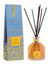 Collines de Provence Duftdiffuser Monoi und Passionsfrucht mit Glasflasche, Duftstäbchen und passender Produktverpackung auf hellem Hintergrund.