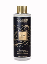 Collines de Provence Duftdiffuser-Nachfüllung Zeder in transparenter Flasche mit goldfarbenem Verschluss und schwarzem Etikett als Freisteller auf hellem Hintergrund.
