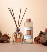 Collines de Provence Duftdiffuser Sandelholzblüte mit Nachfüllung und Duftstäbchen, dekorativ arrangiert mit Blüten und Holzelementen