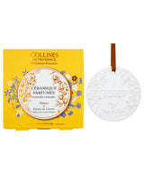 Collines de Provence Duftkeramik Neroli & Baumwollblüte mit floraler Prägung, braunem Aufhängeband und gelber Geschenkverpackung