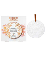 Collines de Provence Duftkeramik Rose & Hibiskus mit floraler Prägung, braunem Aufhängeband und weißer Geschenkverpackung mit rosa Blütenmotiven