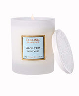 Collines de Provence Duftkerze Aloe Vera im weißen Glas mit geöffnetem Keramikdeckel und brennender Flamme auf hellem Hintergrund.