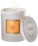 Collines de Provence Duftkerze Amber mit weißem Keramikdeckel und brennender Kerze