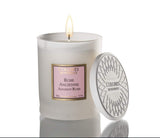 Collines de Provence Duftkerze Antike Rose mit weißem Keramikdeckel und brennender Kerze
