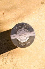 Detailaufnahme des Metalldeckels der Collines de Provence Duftkerze Leinenstola mit geprägtem Logo und hochwertiger Verarbeitung.