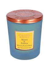 Collines de Provence Duftkerze Monoi und Passionsfrucht im blauen Glas mit kupferfarbenem Metalldeckel auf hellem Hintergrund.