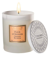 Collines de Provence Duftkerze Orangenblüte mit weißem Keramikdeckel und brennender Kerze