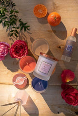 Collines de Provence Duftkerze Rose & Hibiskus als stilvolle Dekoration mit Rosen, Zitrusfrüchten und weiteren Duftprodukten für eine florale und elegante Wohnatmosphäre.