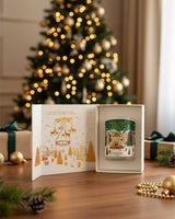 Collines de Provence Duftkerze Tannenwald in geöffneter Geschenkbox vor Weihnachtsbaum