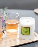 Collines de Provence Duftkerze Verveine auf Holztablett mit Gläsern