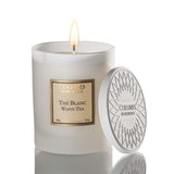 Collines de Provence Duftkerze Weißer Tee mit weißem Keramikdeckel und brennender Kerze