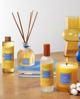 Collines de Provence Duftkollektion Neroli & Baumwollblüte mit Duftkerze, Duftdiffuser, Raumspray und Nachfüllung auf Holztisch