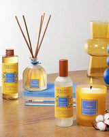 Collines de Provence Duftkollektion Neroli & Baumwollblüte mit Duftdiffuser, Raumspray, Duftkerze und Nachfüllung auf Holztisch