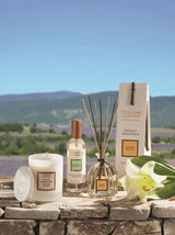 Collines de Provence Duftset mit Duftkerze Mandelblüte, Raumspray Weiße Lilie und Duftdiffusor Weiße Lilie in sommerlicher Landschaft.