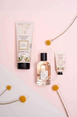 Collines de Provence Pflegeset Baumwollblüte mit Duschgel, Eau de Toilette und Handcreme in dekorativer Arrangementaufnahme.