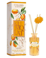 Collines de Provence Raumduft Diffuser Kumquatblüte in Glasflakon mit Rattanstäbchen und einer Umverpackung. 
