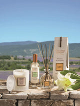 Collines de Provence Duftkerze, Raumspray und Duftdiffuser mit weißer Lilie auf einer Steinmauer vor einer Lavendellandschaft