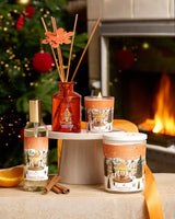 Collines de Provence Raumduft-Kollektion Zimt-Orange mit Raumduft Diffuser, Duftkerzen und Raumspray vor Kamin und Weihnachtsbaum