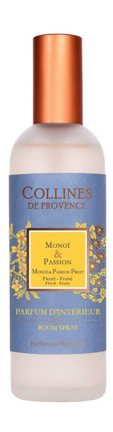 Collines de Provence Raumspray Monoi und Passionsfrucht in mattierter Glasflasche mit blauem Etikett und kupferfarbenem Verschluss auf hellem Hintergrund.