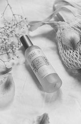 Collines de Provence Raumspray Rose & Hibiskus als stilvolle Dekoration mit zarten Blüten und Stoffelementen für eine elegante, florale Wohnatmosphäre.