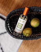 Collines de Provence Raumspray Verbene in einem schwarzen Korb mit zwei Limetten