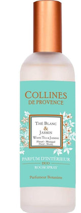 Collines de Provence Raumspray Weißer Tee und Jasmin in mattierter Glasflasche mit türkisfarbenem Etikett und kupferfarbenem Verschluss auf hellem Hintergrund.