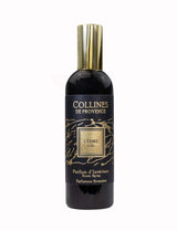 Collines de Provence Raumspray Zeder in schwarzer Flasche mit goldfarbenem Verschluss und schwarzem Etikett als Freisteller auf hellem Hintergrund.