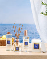 Collines de Provence Raumduft-Kollektion Salzige Meeresbrise mit Raumspray, Duftdiffuser, Nachfüllflasche und Duftkerze vor mediterraner Meereskulisse