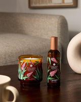 Duo aus Duftkerze und Raumspray Aloe Vera Blüte von Collines nebeneinander arrangiert