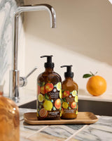 Duo Flüssigseife und Handcreme von Collines  mit der Duftrichtung Zitrusfrüchte in einer Schale auf einem Spültisch 