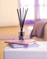 glasdiffuser im wohnzimmer auf einem tisch als lifestyle szene