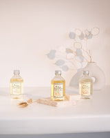 drei refill diffuser dekorativ angerichtet auf regalwand beige von durance vorderansicht