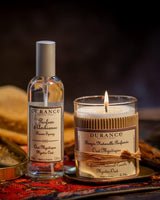 Durance Duo Raumduft und Kerze Mystic Oud Flasche auf orientalischem Teppich