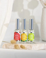 Durance Eau de Toilette Mini Duftset 14 ml mit drei kleinen Flaschen auf Steinplatte dekorativ arrangiert