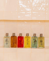 Durance Eau de Toilette Homme Duftkollektion mit mehreren Flaschen auf Fliesenregal im Badezimmer arrangiert