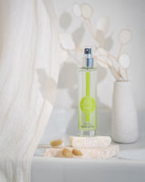 Durance Eau Fraîche Zitronenverbene auf Stein vor Blume 