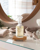 Durance Wäschespray im Badezimmer auf Tisch mit Handtüchern arrangiert