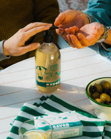 Panier des Sens Jubiläums-Flüssigseife mit Olive-Duft wird im Freien benutzt