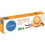 Gavottes Feine Galette mit Salzkaramell und Vanille in orange-weißer Verpackung mit zwei dünnen Butterkeksen, Vanilleschoten und Karamellstücken.
