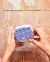 La Maison du Savon de Marseille Duftseife Lavendel bei der Anwendung