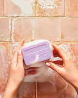 La Maison du Savon de Marseille Duftseife Rose mit Sheabutter bei der Anwendung in den Händen