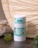 Le Petit Olivier 3-in-1 Gesichtsmaske mit Aloe Vera und grünem Tee in natürlichem Badezimmer-Arrangement für normale bis Mischhaut.