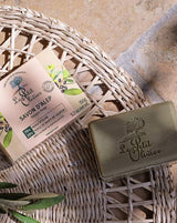 Le Petit Olivier Aleppo Seife mit 70 % Olivenöl und 20 % Lorbeeröl mit Originalverpackung in einem Flechtkorb