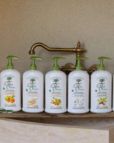 Le Petit Olivier Duschcremes mit Aprikosenmilch, Hafermilch, Arganmilch, Baumwollmilch und Sheabuttermilch im Badezimmer