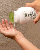 Le Petit Olivier Duschcreme Kirschblüte bei der Dosierung auf die Hand