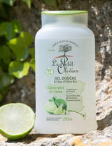 Le Petit Olivier Duschgel Korsische Limette mit Bio-Olivenwasser neben einer frischen Limette